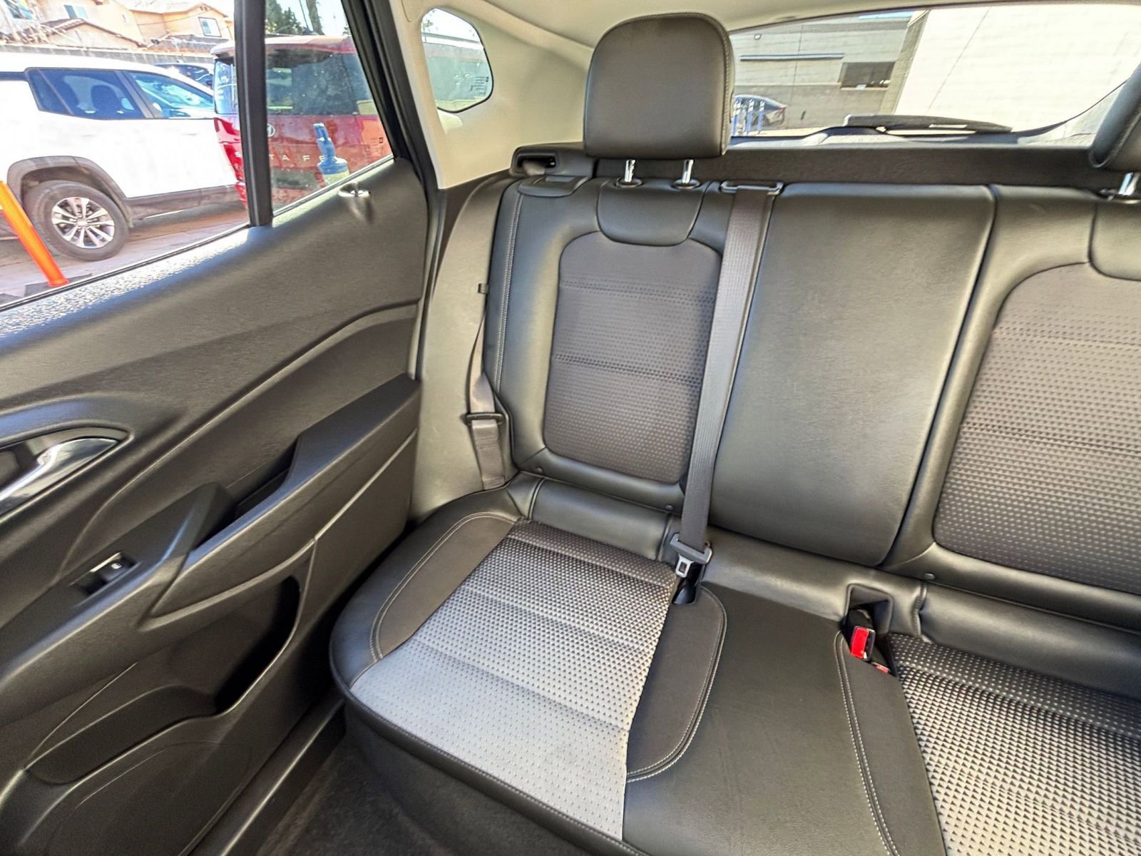 Used 2025 Chevrolet Trax LT image 39