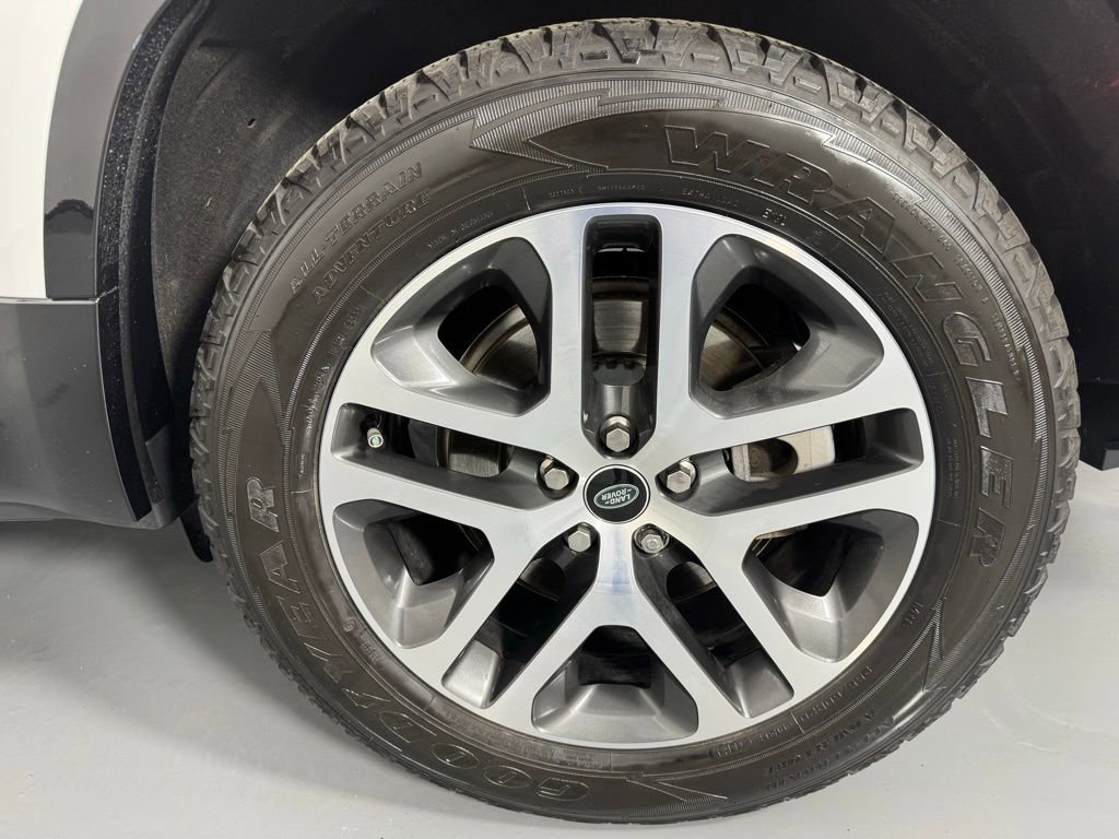 Used 2023 Land Rover Defender 130 SE image 25