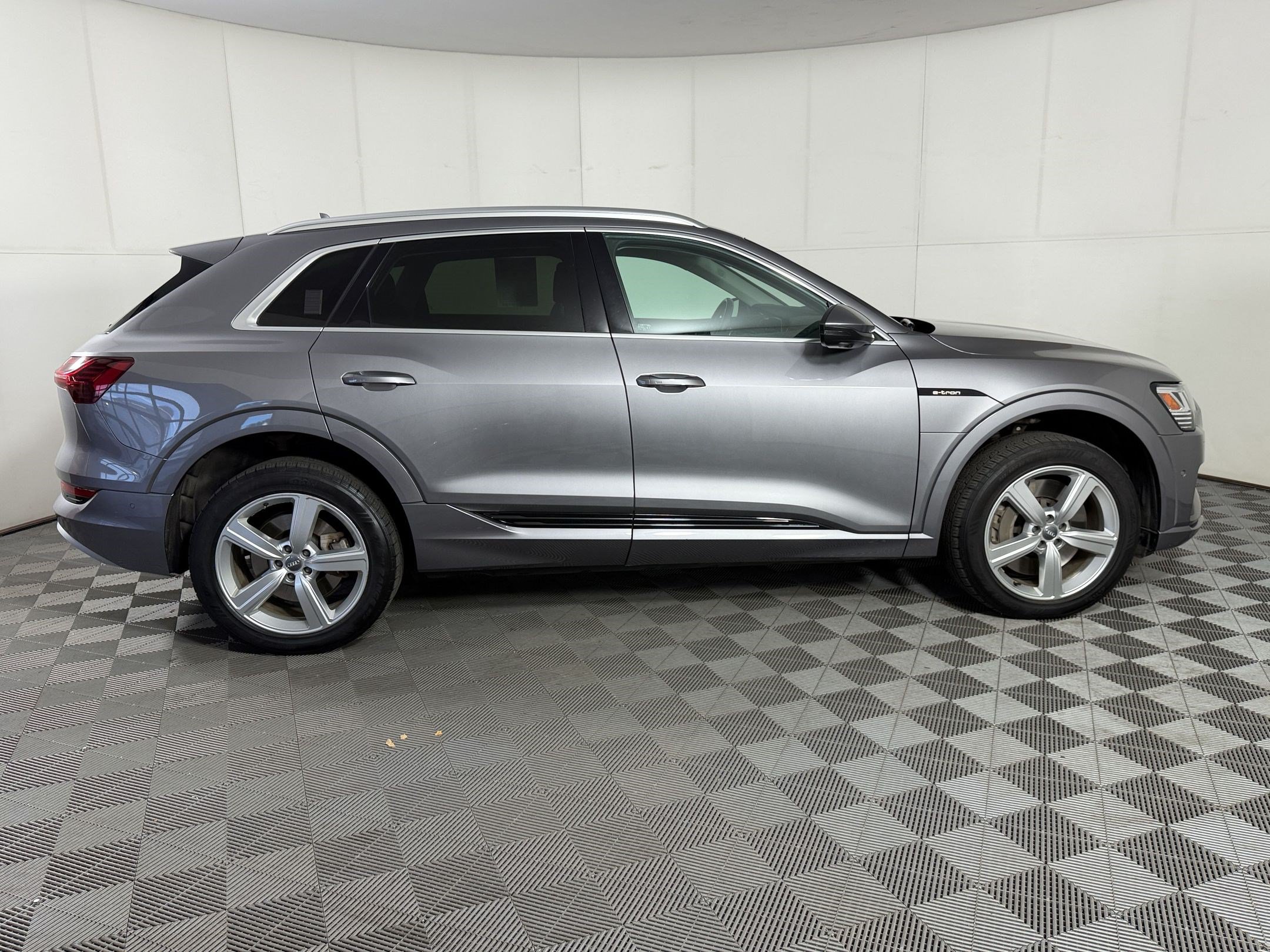 Used 2019 Audi e-tron Premium Plus AWD/4WD image 8