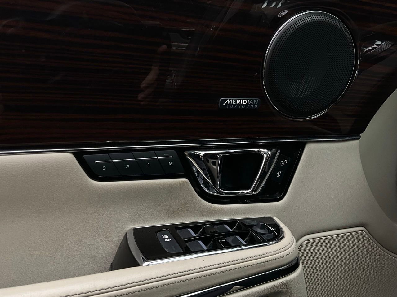 Used 2016 Jaguar XJ R-Sport image 23