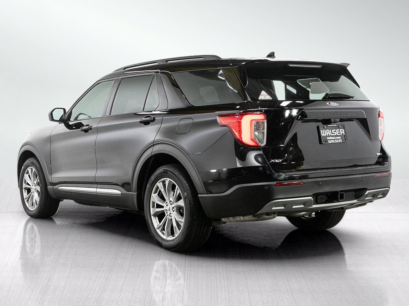 Used 2020 Ford Explorer XLT w/ Equipment Group 202A AWD/4WD image 4