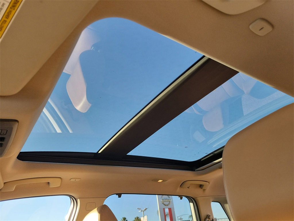 Used 2022 Nissan Rogue Platinum w/ Head-Up Display Package image 18