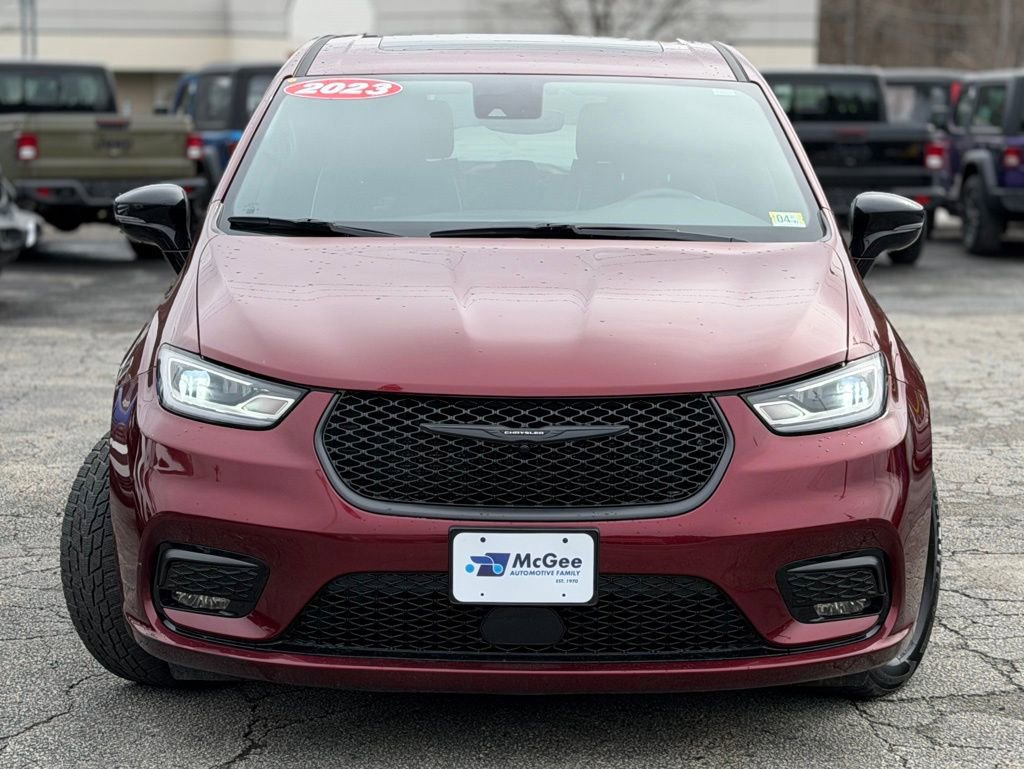 Used 2023 Chrysler Pacifica Limited w/ S Appearance Package FWD image 2