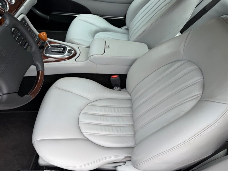 Used 2005 Jaguar XK8 Coupe RWD image 14