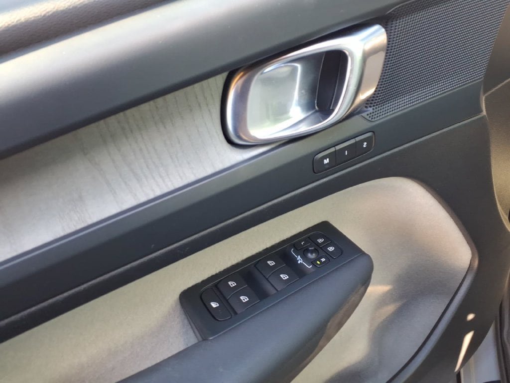 Certified 2024 Volvo XC40 B5 Plus AWD/4WD image 9