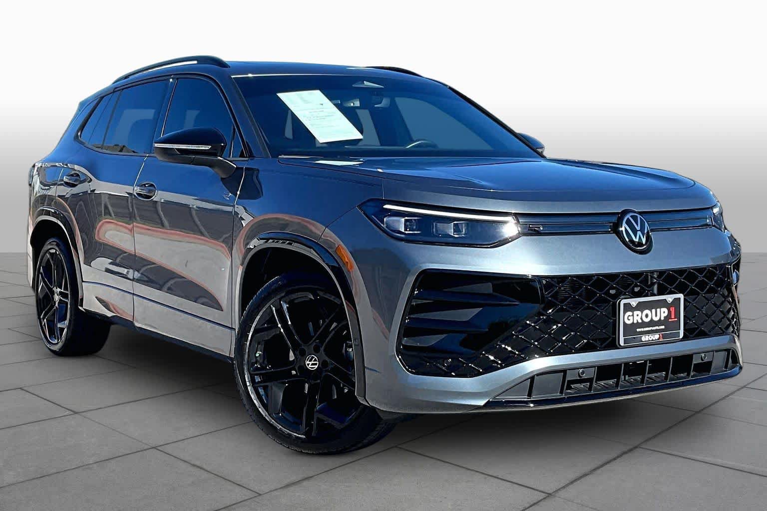 Used 2025 Volkswagen Tiguan SE R-Line FWD image 5