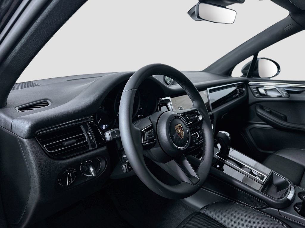 Certified 2026 Porsche Macan AWD/4WD image 4