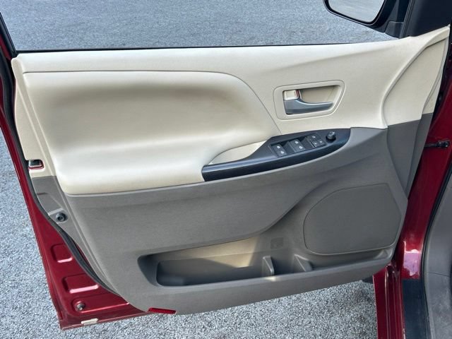 Used 2015 Toyota Sienna LE FWD image 21