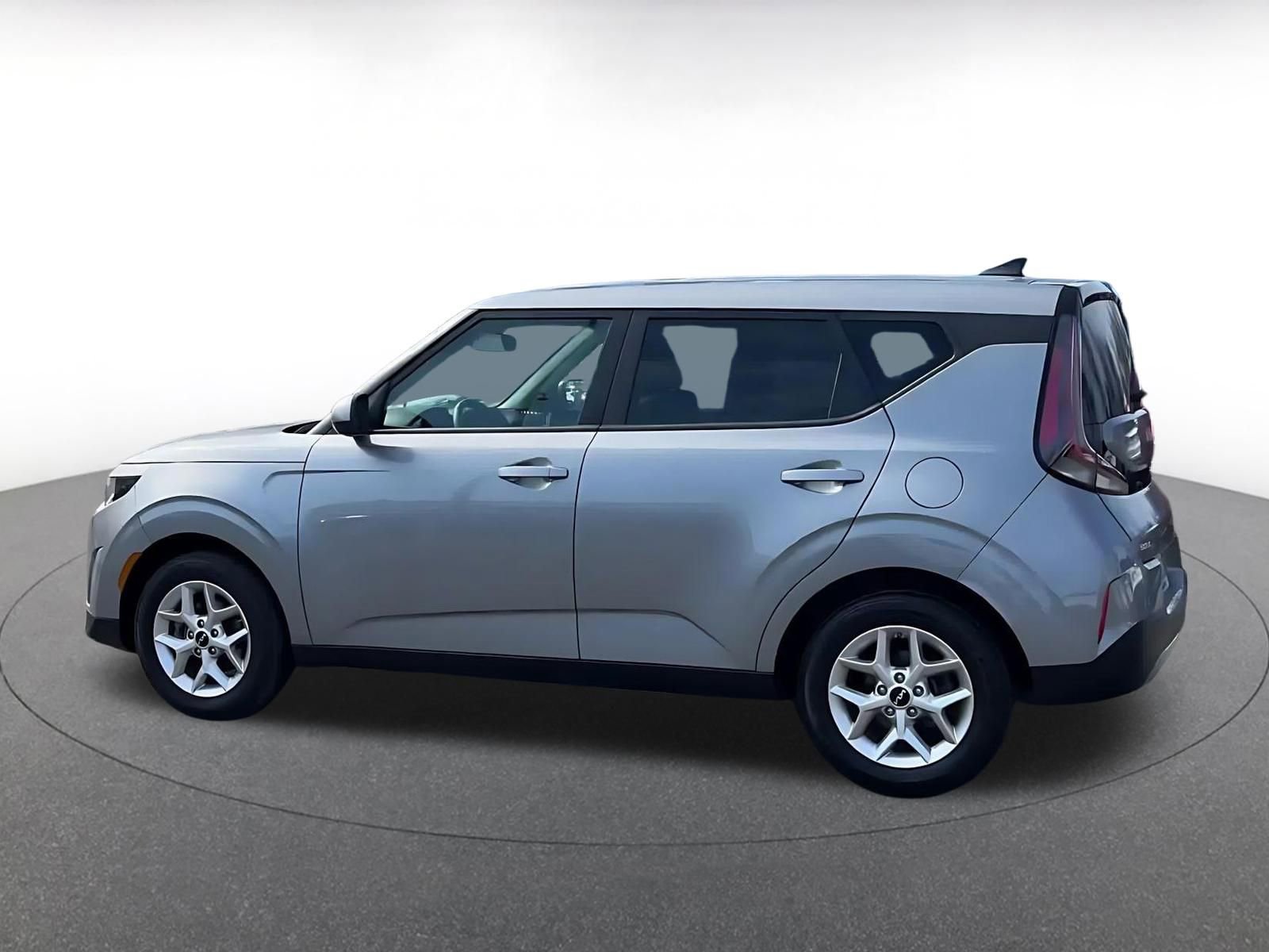 Used 2025 Kia Soul LX w/ LX Technology Package FWD image 10