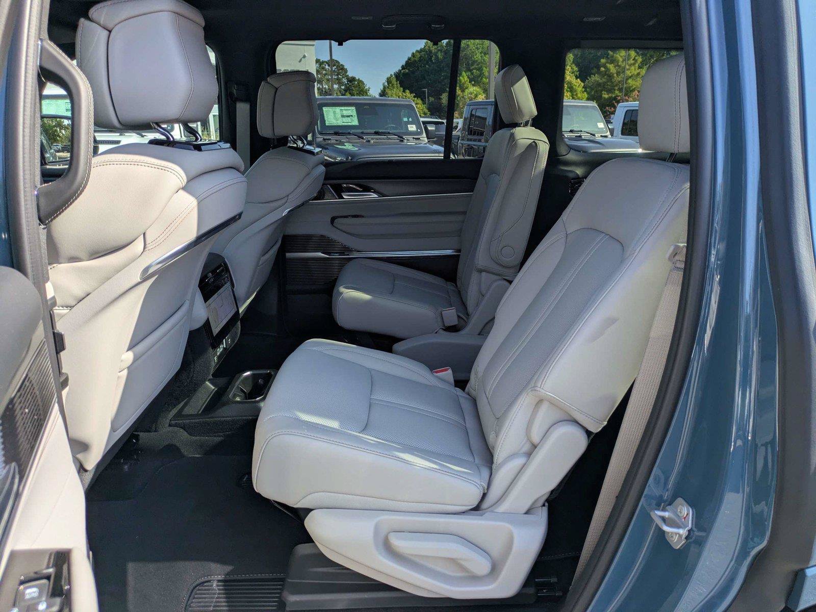 New 2026 Jeep Grand Wagoneer Summit w/ Premium Group III AWD/4WD image 15