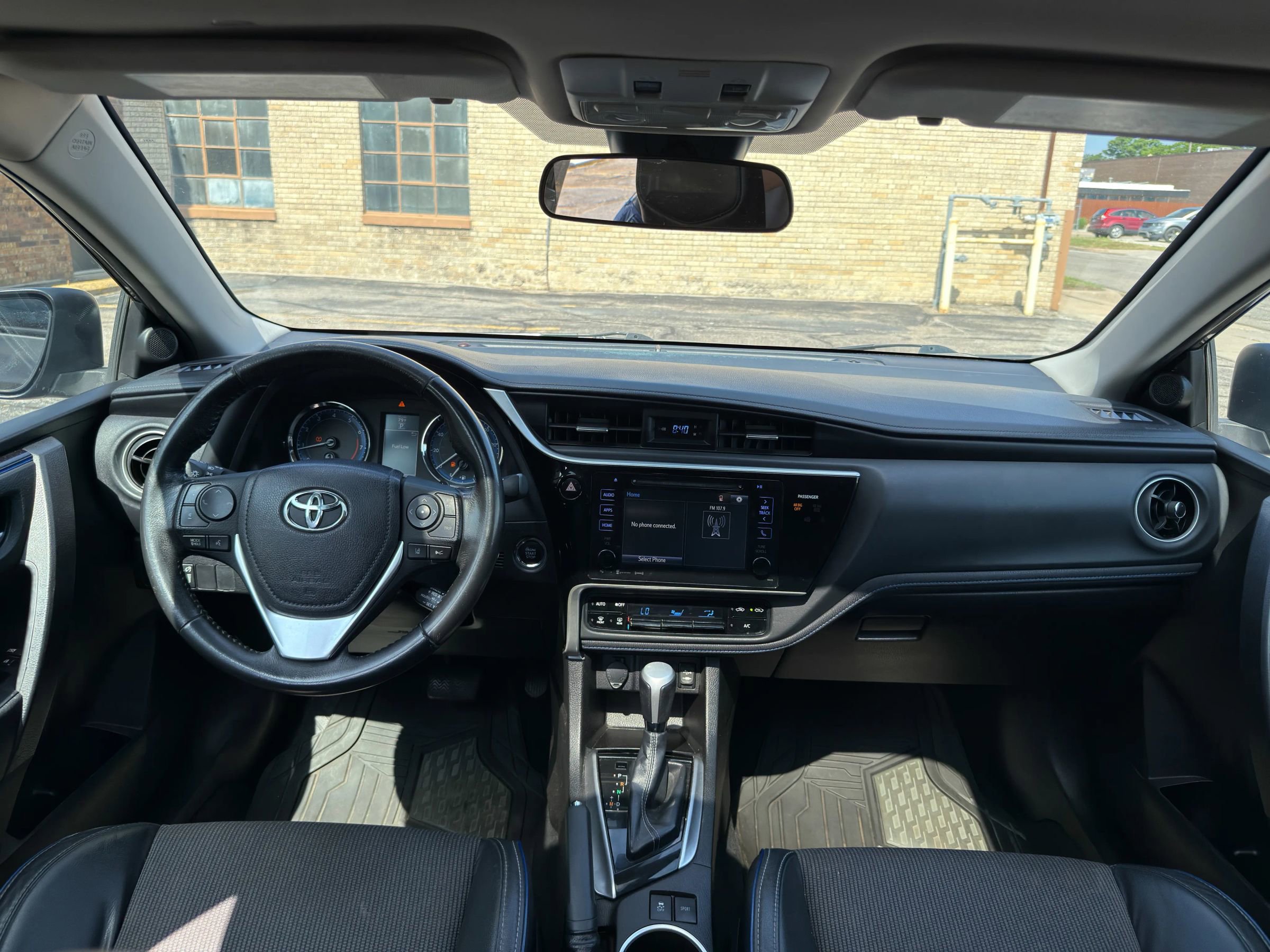 Used 2017 Toyota Corolla SE w/ SE Premium Package FWD image 10