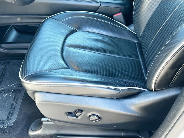 Used 2025 Chrysler Pacifica Limited image 19