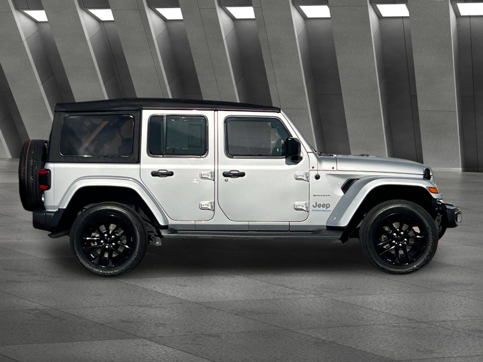 Used 2023 Jeep Wrangler Unlimited Sahara AWD/4WD image 3