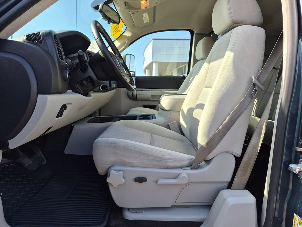 Used 2009 Chevrolet Silverado 2500 LT w/ Interior Plus Package AWD/4WD image 16
