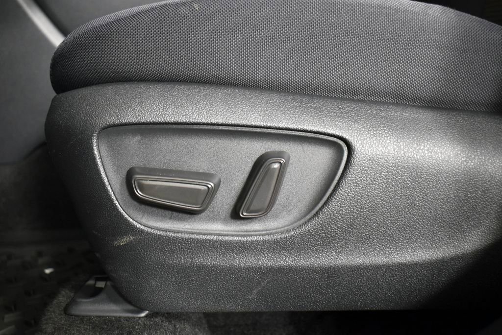 Used 2023 Toyota Highlander LE image 23