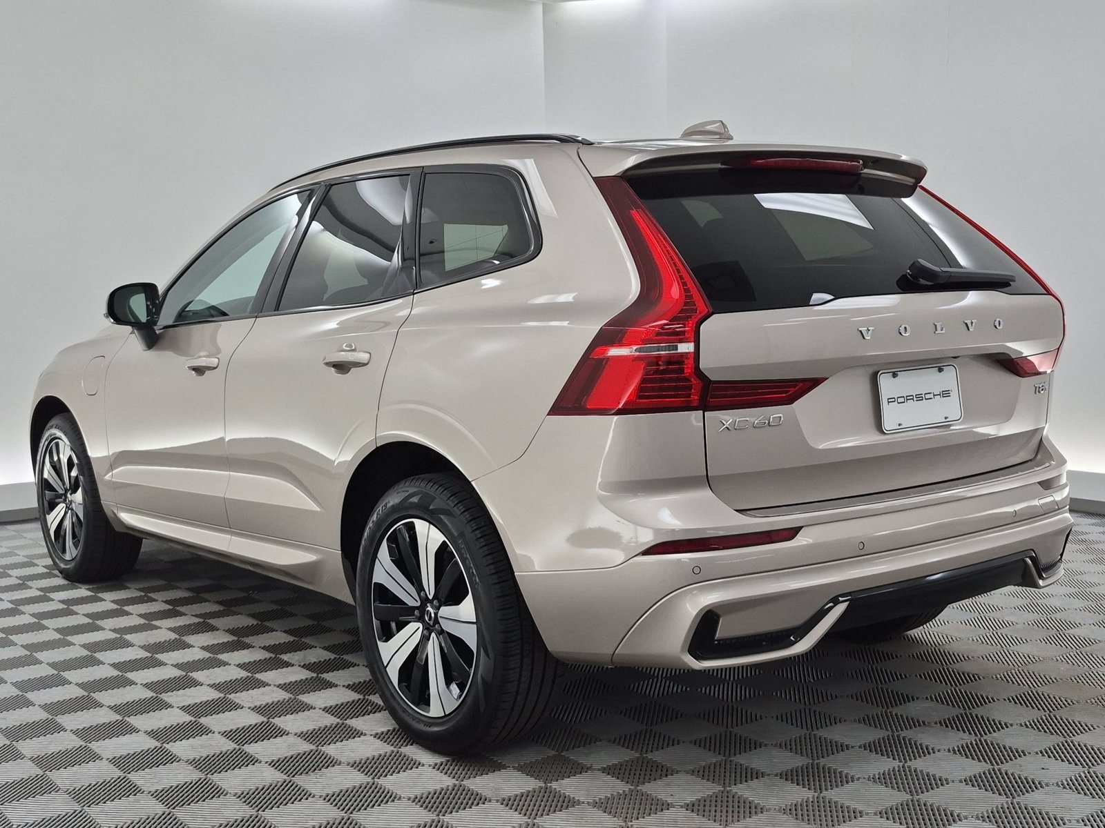 Used 2025 Volvo XC60 T8 Core w/ Protection Package Premier AWD/4WD video 3
