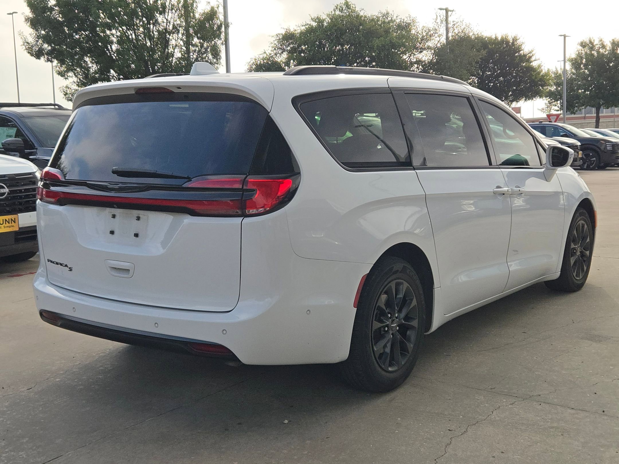 Used 2021 Chrysler Pacifica Touring-L w/ Premium & Safety Sphere Group FWD image 3
