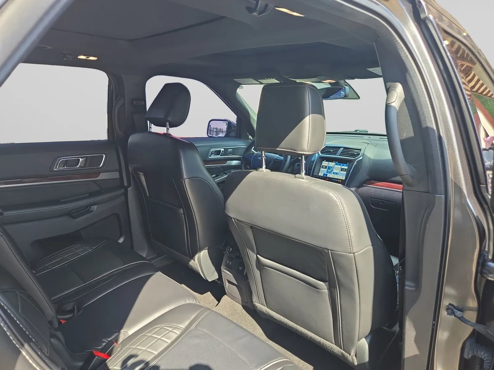 Used 2019 Ford Explorer Platinum image 32