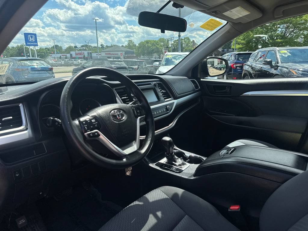 Used 2016 Toyota Highlander LE AWD/4WD image 16