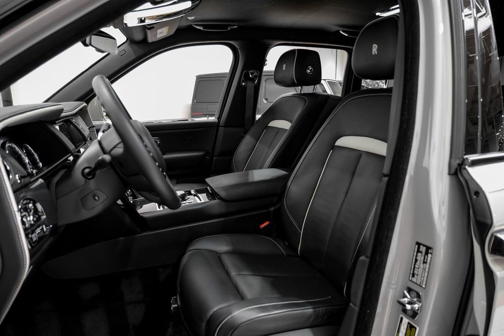 Used 2023 Rolls-Royce Cullinan Black Badge w/ Driver's Package image 33