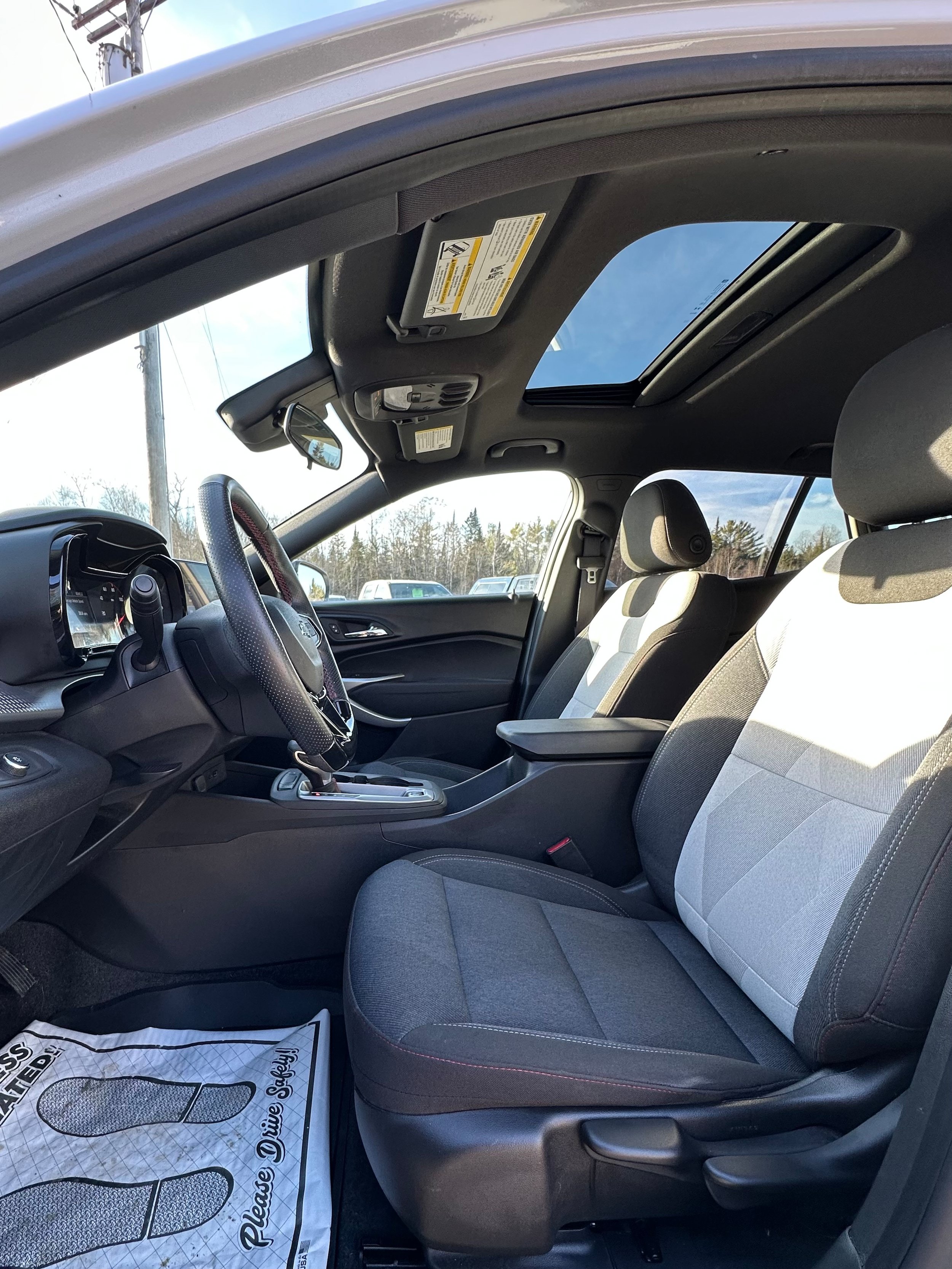 Used 2024 Chevrolet Trax RS w/ Sunroof Package FWD image 9