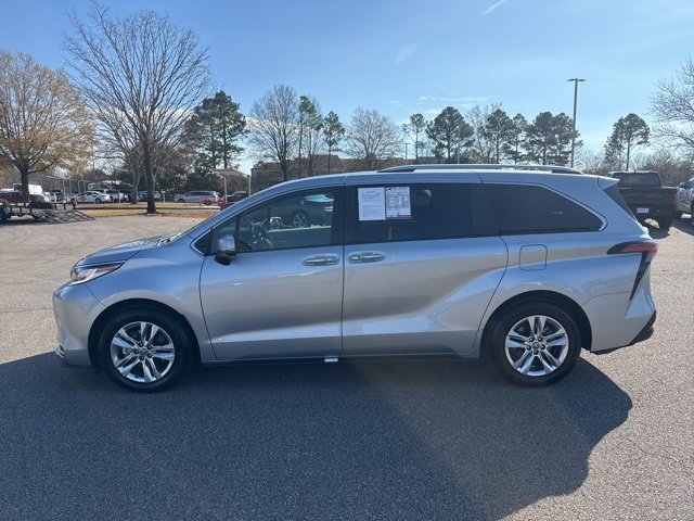 Used 2023 Toyota Sienna Limited image 2