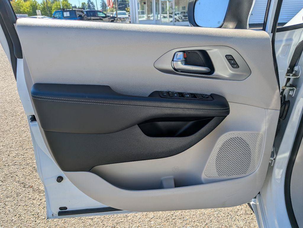 Used 2023 Chrysler Pacifica Touring-L FWD image 10