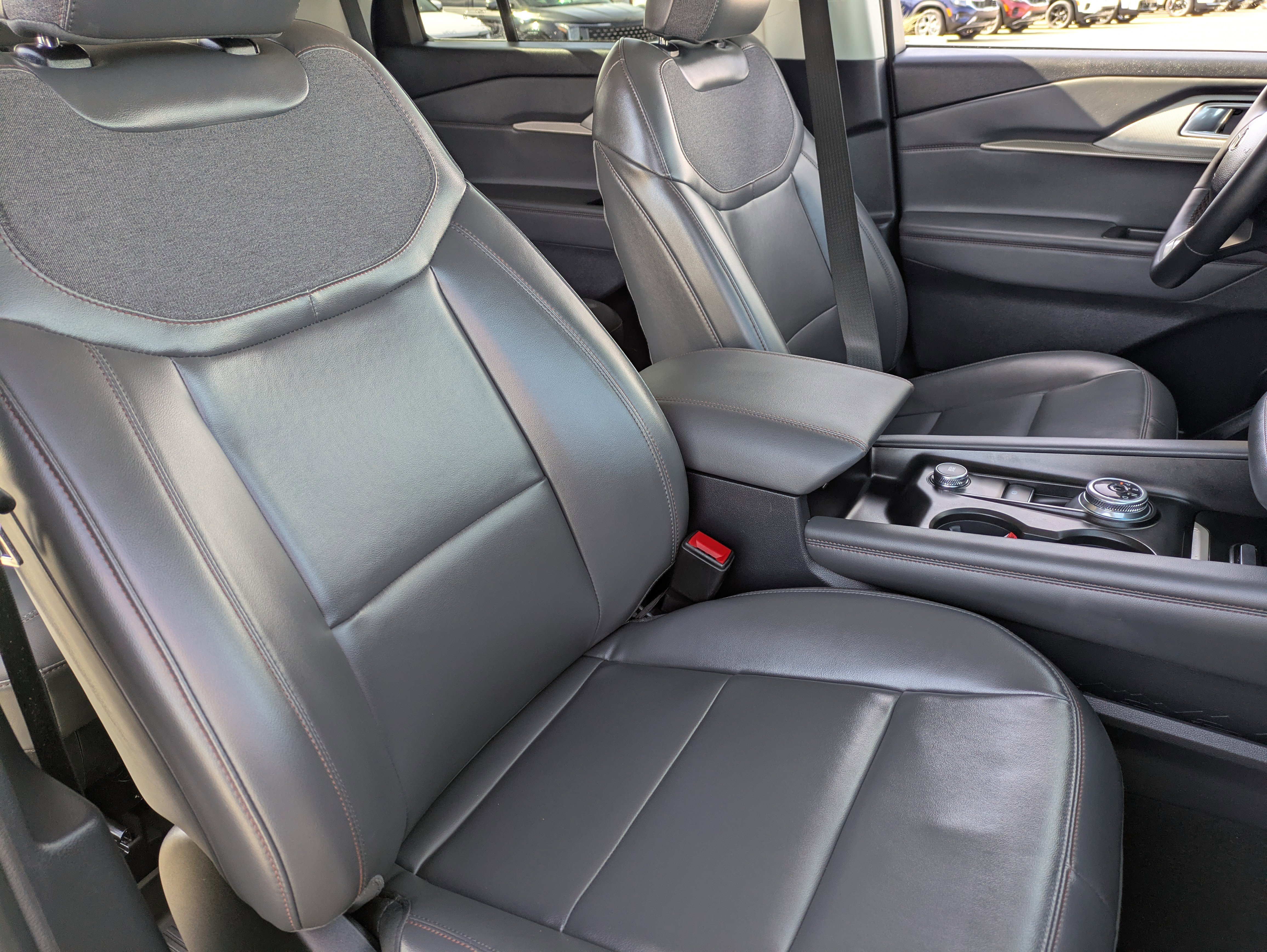 Used 2025 Ford Explorer Active w/ Active Comfort Package RWD image 12