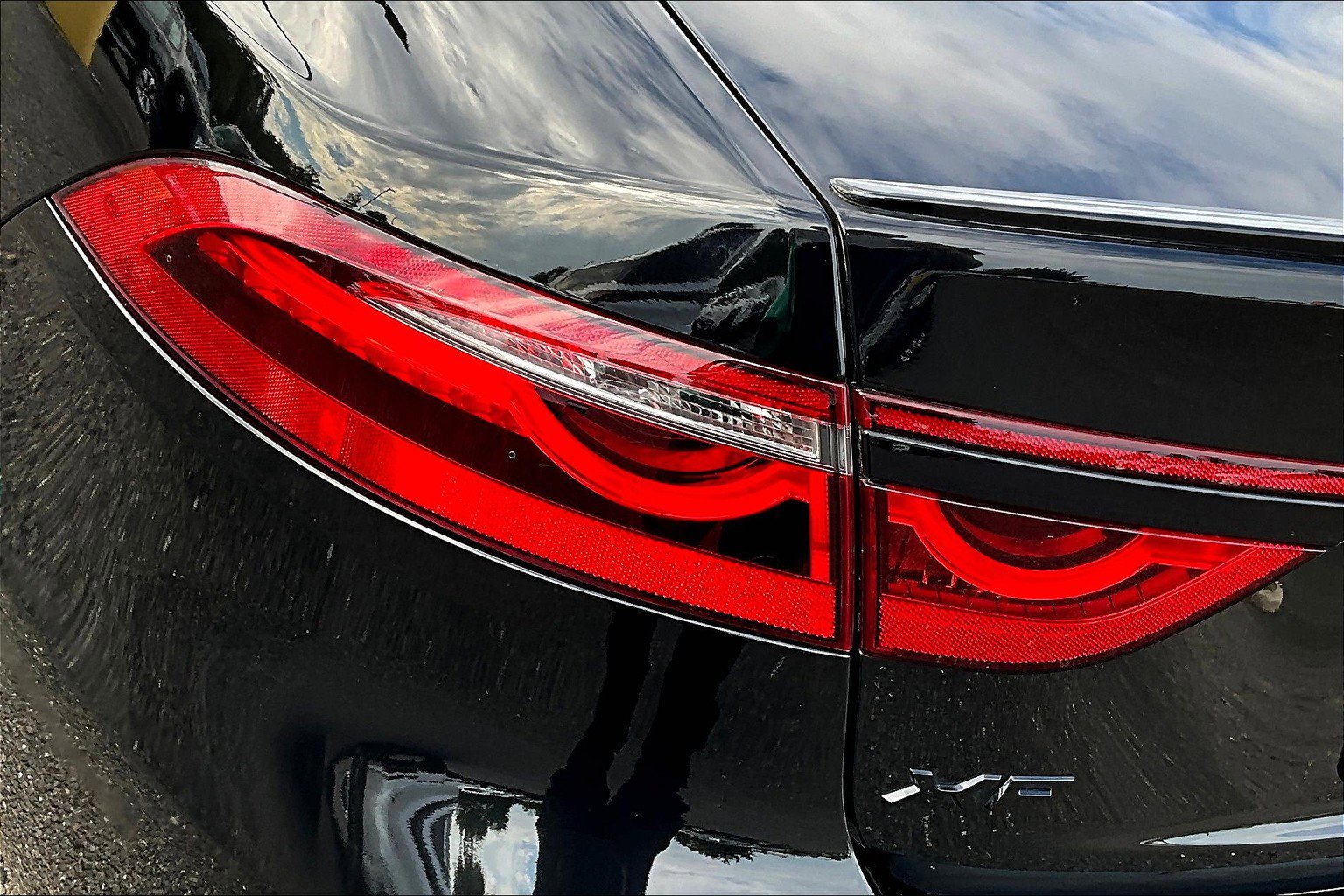 Used 2022 Jaguar XF R-Dynamic SE AWD/4WD image 39