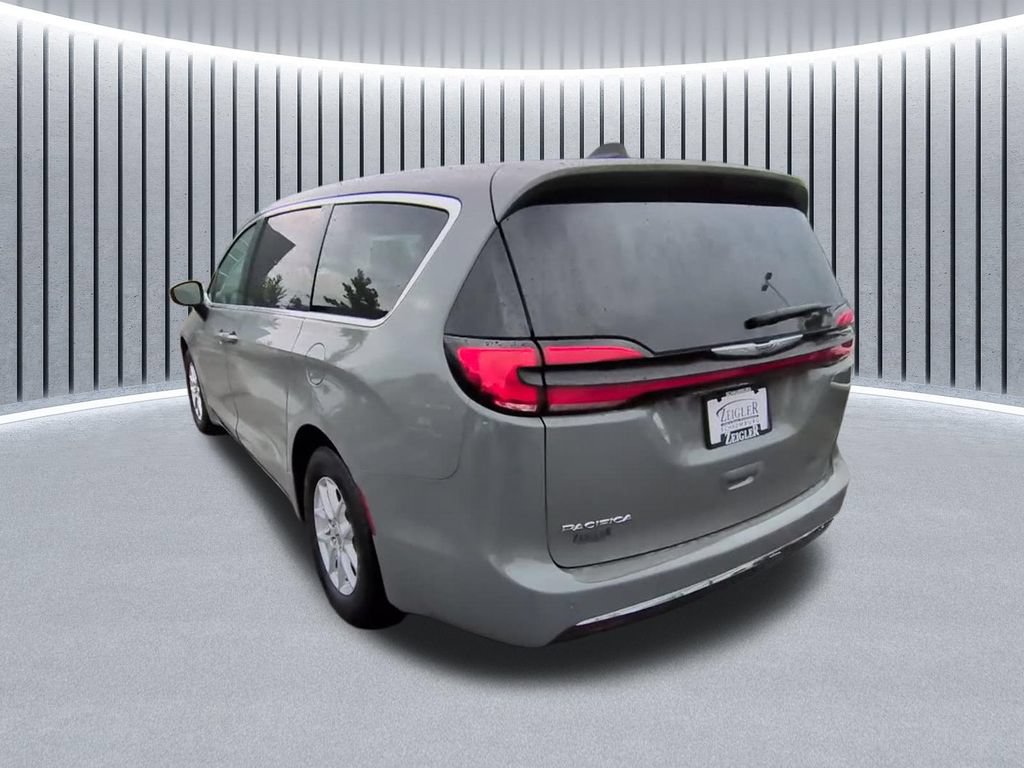 Used 2023 Chrysler Pacifica Touring-L FWD image 7