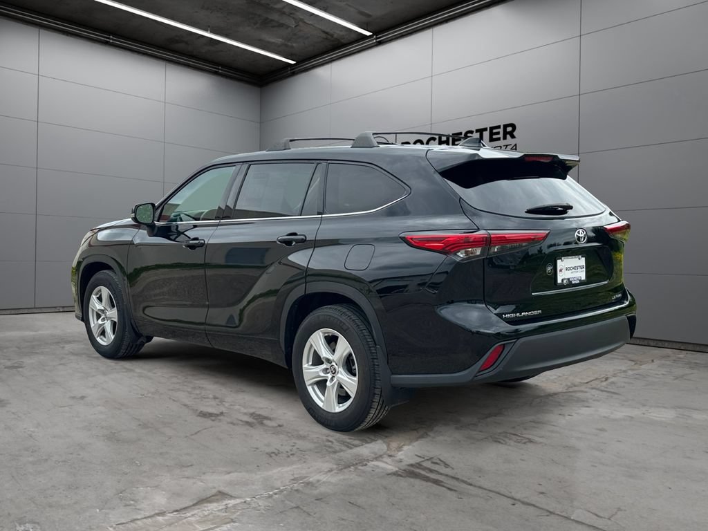 Used 2021 Toyota Highlander LE AWD/4WD image 3