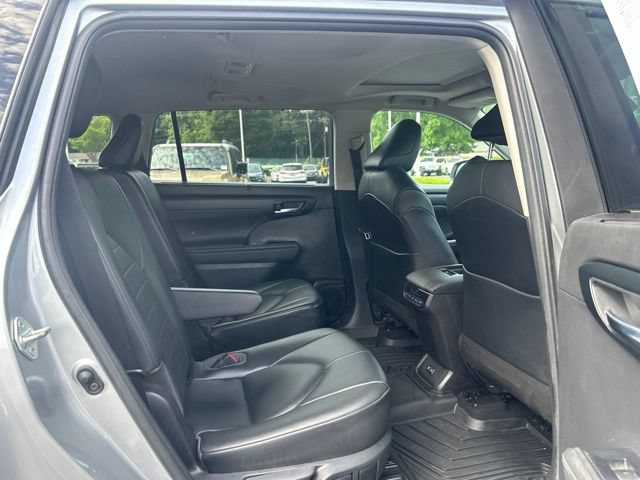 Used 2021 Toyota Highlander XLE AWD/4WD image 20
