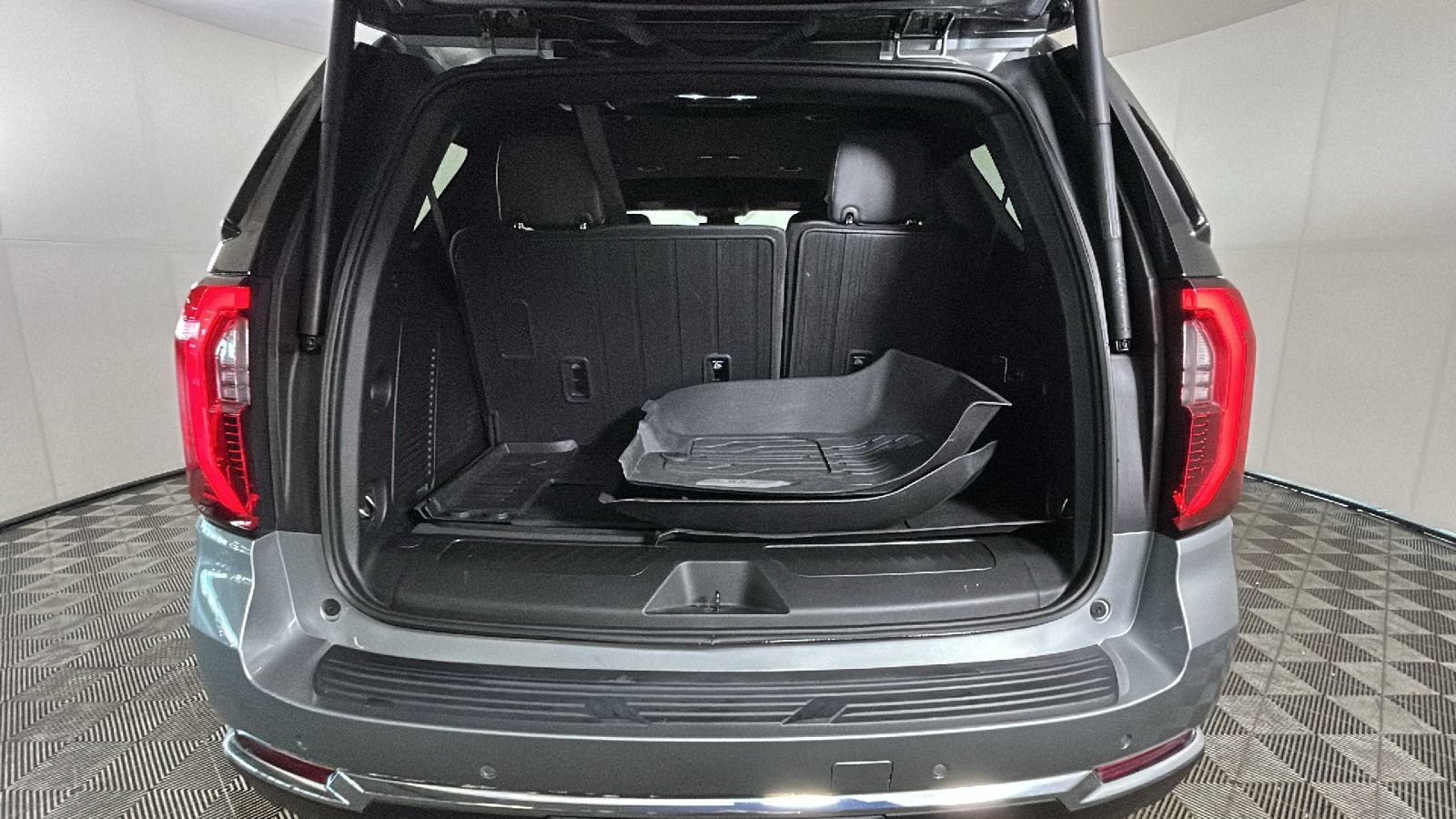 Used 2025 GMC Yukon Elevation w/ LPO, Floor Liner Package AWD/4WD image 31