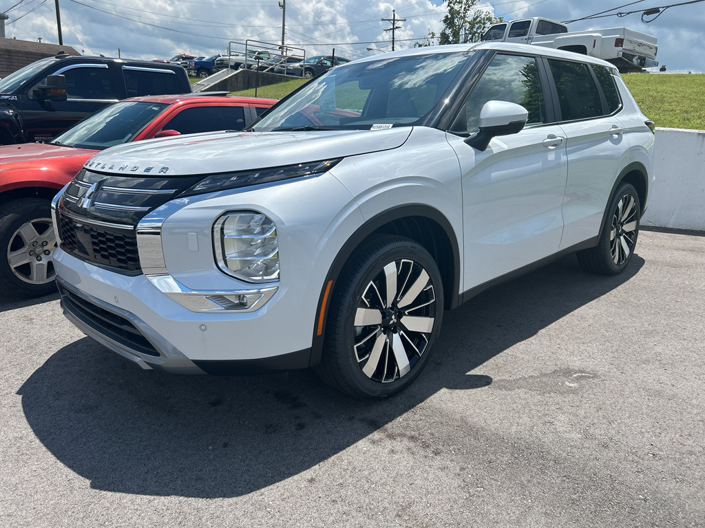 New 2025 Mitsubishi Outlander SE image 3