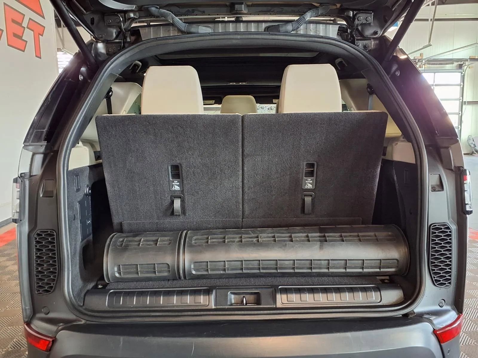 Used 2018 Land Rover Discovery SE image 6