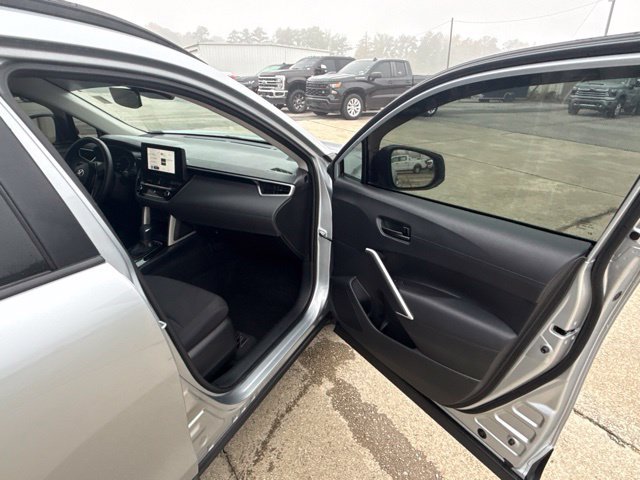 Used 2025 Toyota Corolla Cross LE FWD image 18
