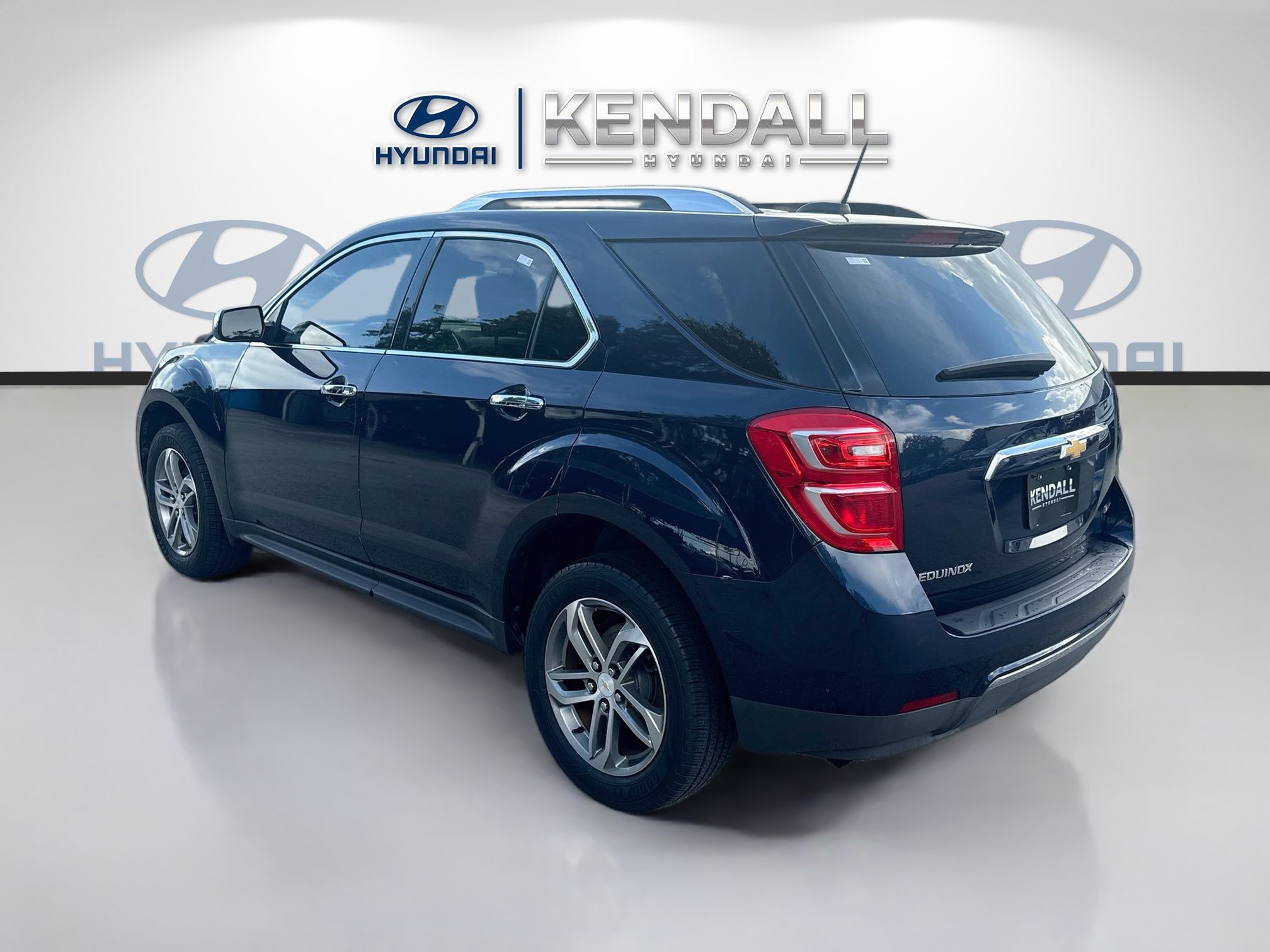 Used 2017 Chevrolet Equinox Premier w/ Enhanced Convenience Package FWD image 4
