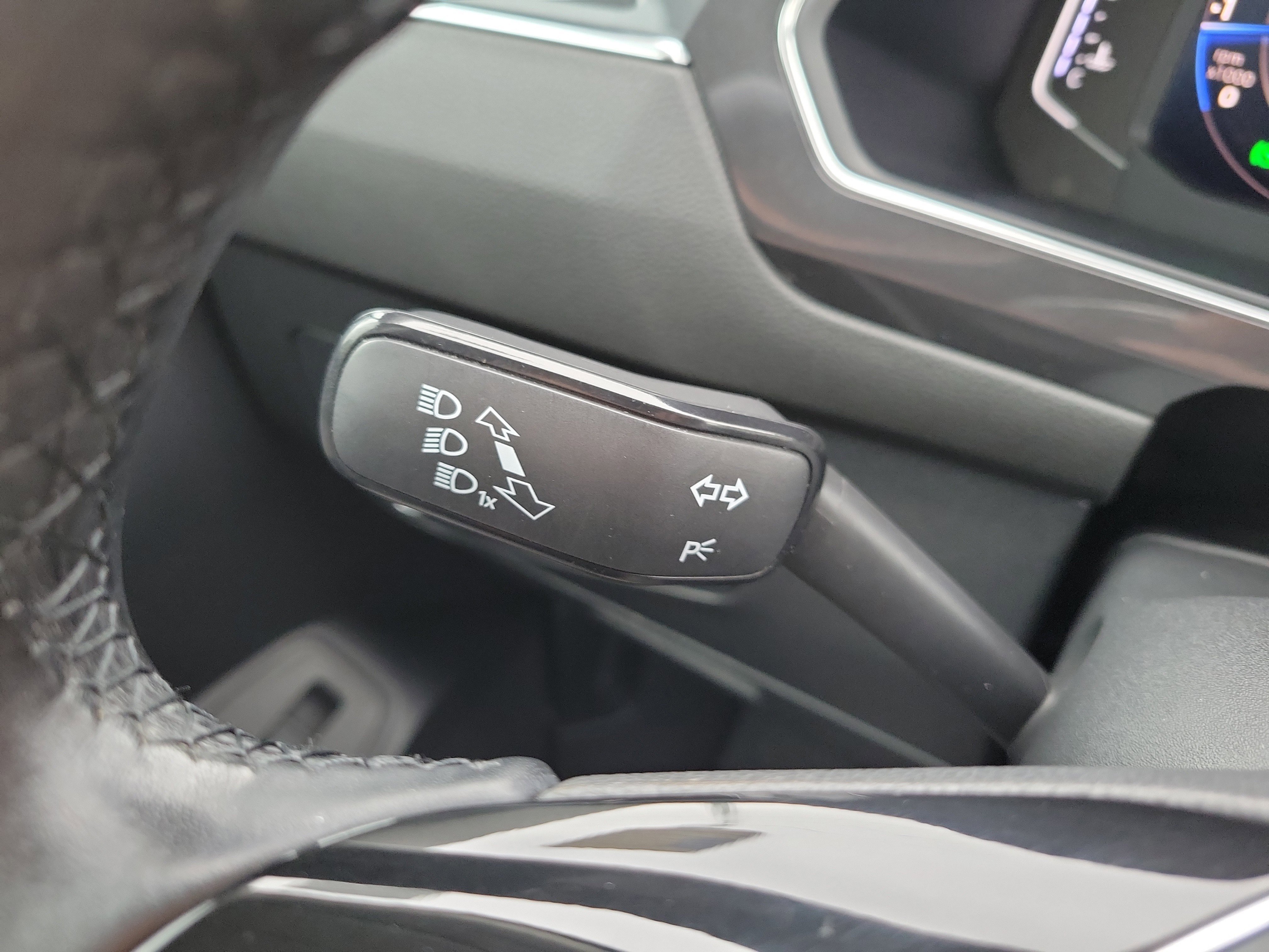 Used 2019 Volkswagen Tiguan SEL Premium image 31