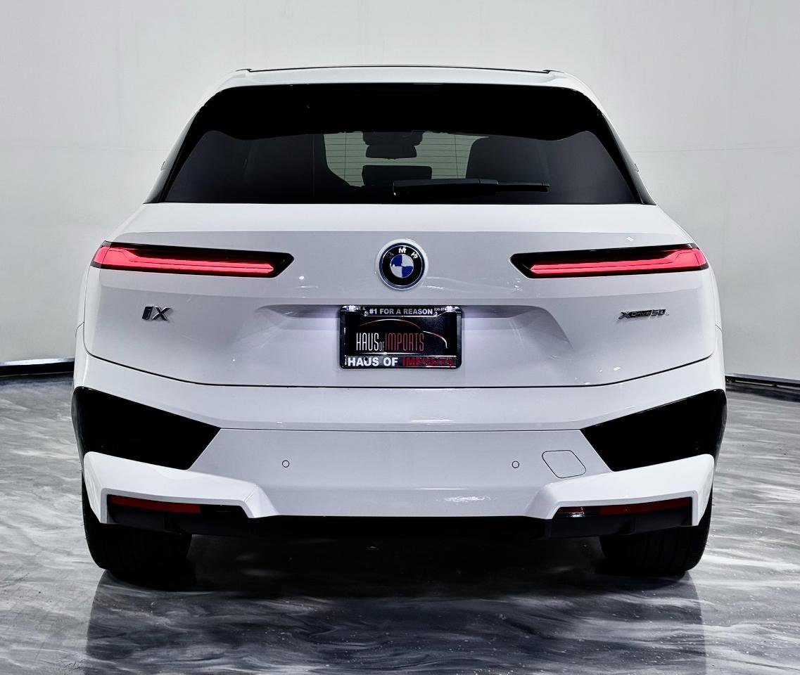 Used 2023 BMW iX xDrive50 w/ Sport Package AWD/4WD image 8