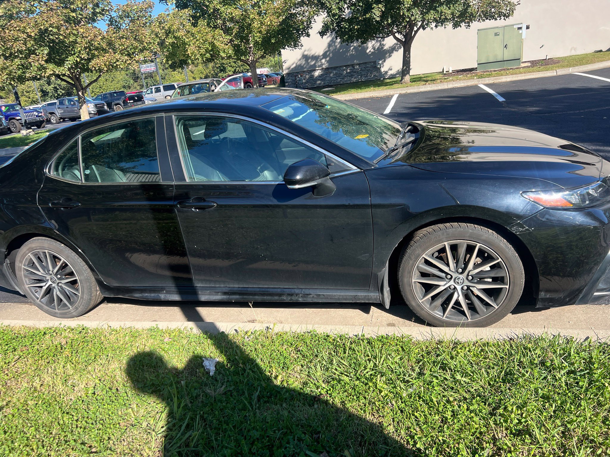 Used 2022 Toyota Camry SE FWD image 4
