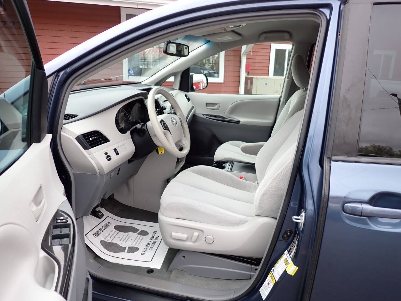 Used 2014 Toyota Sienna LE FWD image 7