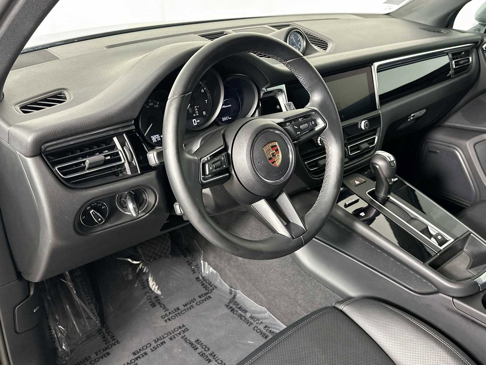 Certified 2025 Porsche Macan image 4