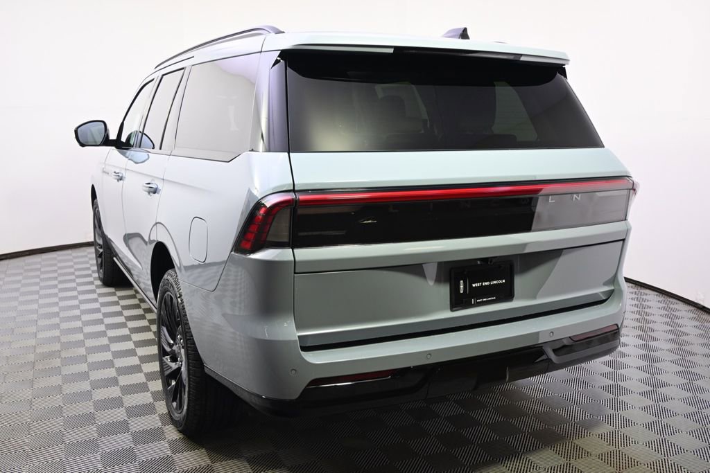 New 2026 Lincoln Navigator Reserve AWD/4WD image 4