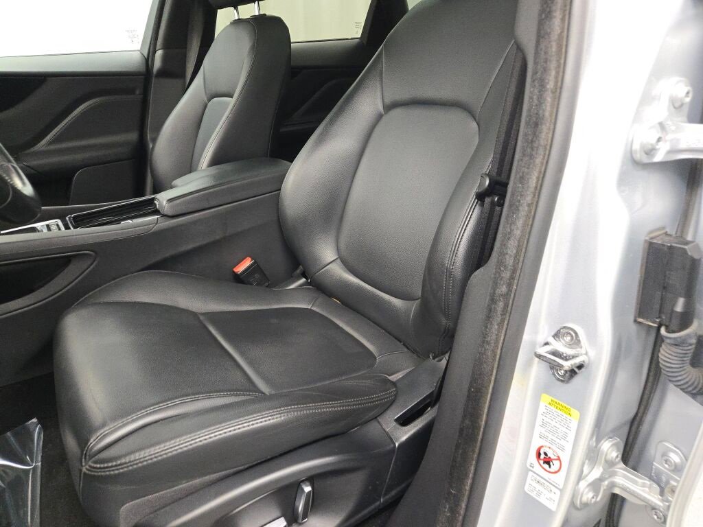 Used 2019 Jaguar F-PACE Premium image 29