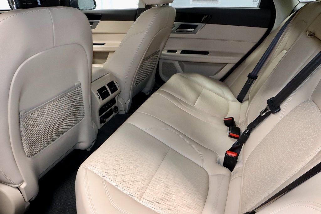 Used 2020 Jaguar XF Prestige image 20