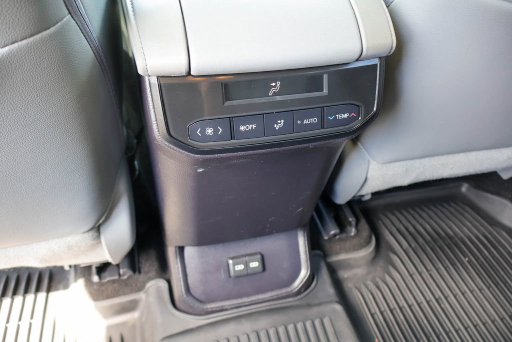 Used 2024 Toyota Highlander XLE image 24
