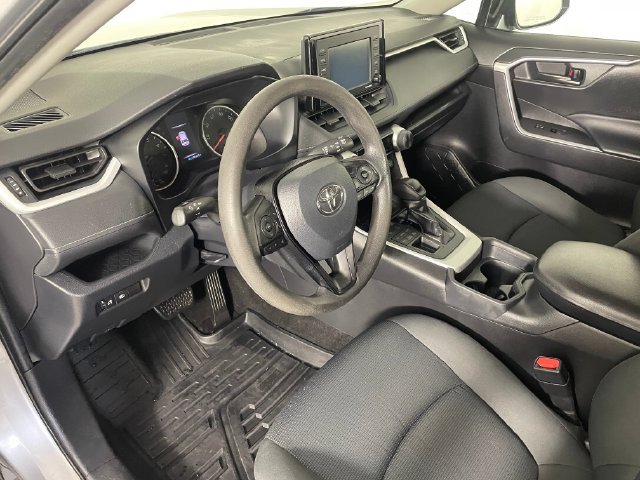 Used 2020 Toyota RAV4 LE AWD/4WD image 3