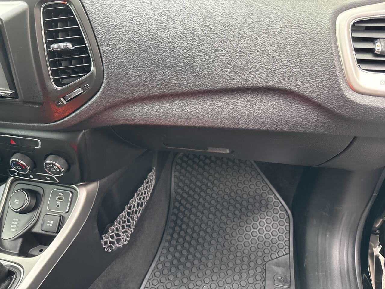 Used 2018 Jeep Compass Latitude w/ Cold Weather Group image 30