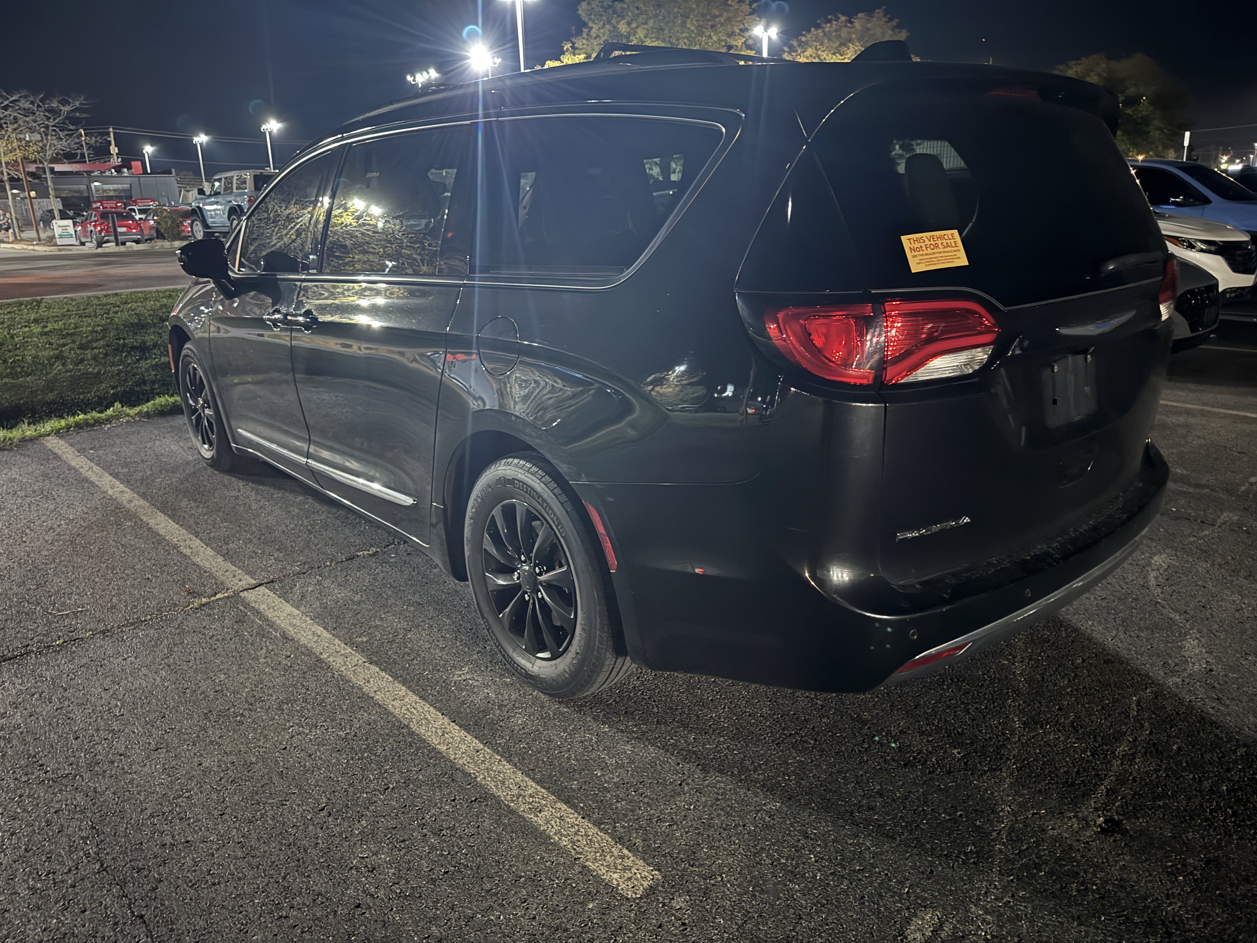 Used 2018 Chrysler Pacifica Touring-L Plus FWD image 2
