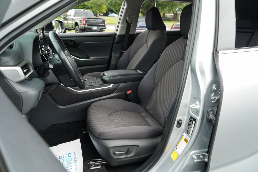 Used 2023 Toyota Highlander LE AWD/4WD image 6